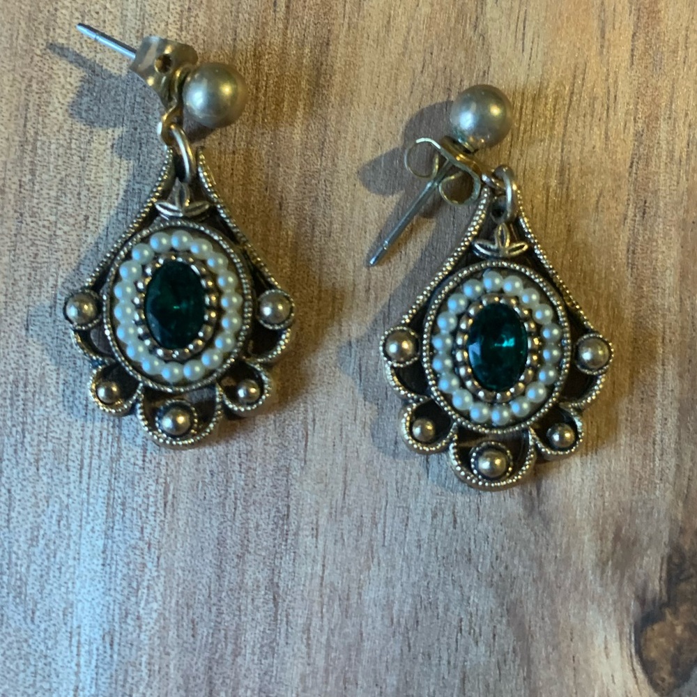AVON drop earrings. Green & pearl. - Picture 5 of 6